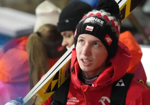 Chwile grozy na skoczni w Vikersund. Tomasiak zniesiony na noszach po upadku. WIDEO