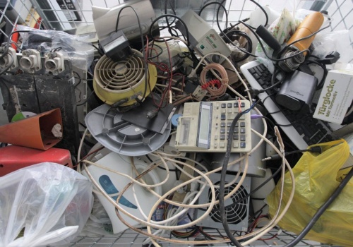 Wcale nie pod śmietnik. Gdzie wyrzucać elektrośmieci? Problem rośnie szybciej niż grzyby po deszczu