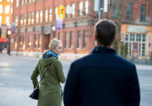 To jeszcze wielbiciel czy już stalker? 5 wskazówek, jak odróżnić zauroczenie od „przestępstwa chorej miłości”