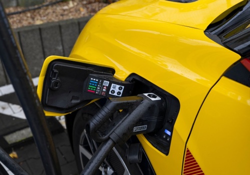 Elektryk na osiedlu bez ładowarki? Chińczycy już to ogarnęli