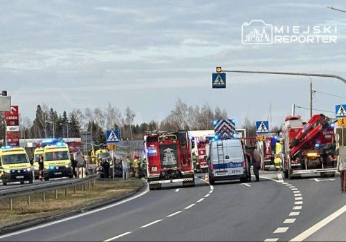 Rozpędzony Mercedes wjechał w auta na przejściu, te wjechały w pieszych. Kilka osób rannych, w tym dwie ciężko. W akcji śmigłowiec LPR