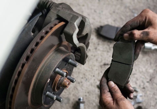 Ile kosztuje wymiana klocków hamulcowych? Tyle zapłacisz w 2026 roku
