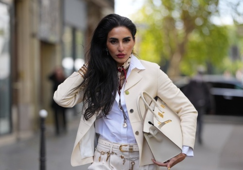 Jak nosić białe spodnie wiosną? Te połączenia są hitem modnych kobiet