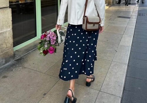 Nie opina ani nie uciska, a modeluje sylwetkę - ta spódnica za 40 zł to gratka dla 50-latek