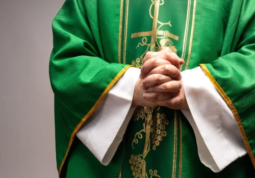 „Najprzystojniejszy ksiądz na świecie” rzucił sutannę. Podał powód