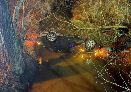 Pijany 19-letni obywatel Ukrainy spowodował kolizję i uciekał. Jazdę zakończył dachując do rzeki