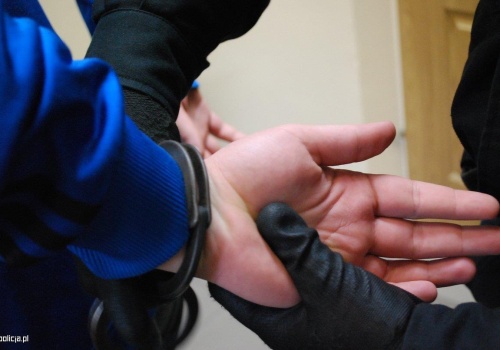 Włamał się do piwnicy. „Przekąsił ogórki kiszone”