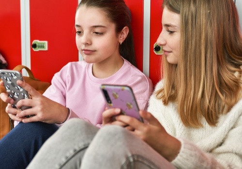 Zakaz telefonów od 1 września? Konińskie szkoły pokazują, jak działa to w praktyce