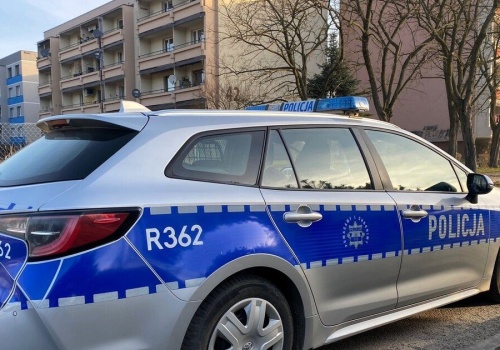 Pojechała z koleżanką za granicę. W domu zostawiła troje dzieci. Opiekę przejął... 12-latek