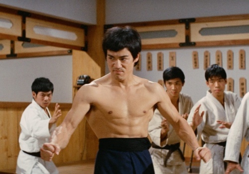 54 lata temu Bruce Lee pobił rekord w kinach (a to jeszcze nie był jego największy hit). W sequelu wystąpiła przyszła gwiazda kina akcji