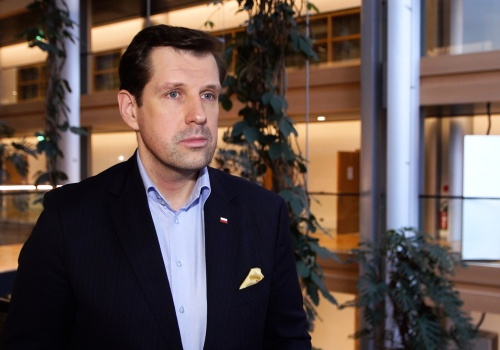 Unia Europejska chce złagodzić AI Act. Na szali konkurencyjność start-upów i małych przedsiębiorców