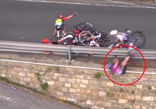 Dramat na trasie! Kolarka z Limanowej w środku kraksy. Makabryczny upadek rywalki