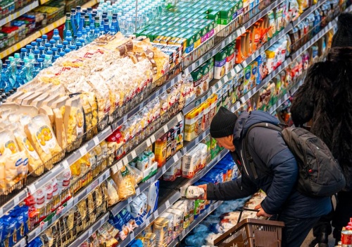 Sprzedaż detaliczna w lutym wzrosła, ale jej dynamika wyhamowała. E-commerce ratuje nastroje