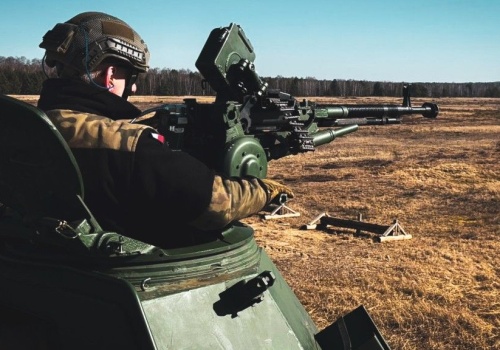 Artylerzyści ćwiczą strzelanie z karabinów maszynowych