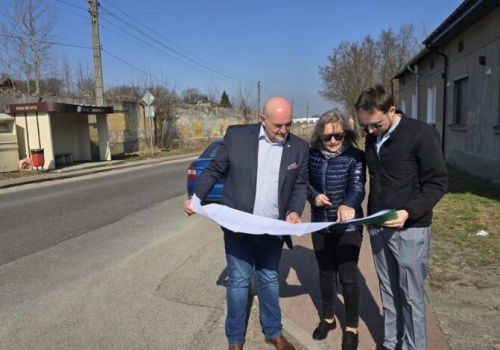„Droga przebiega przez prywatne działki”. Wicestarosta Tokarski zapowiada porządki i nowe inwestycje drogowe w powiecie