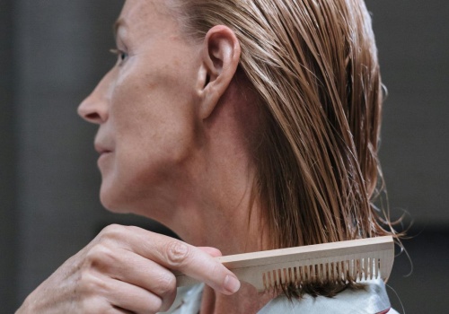 Koniec z siwymi włosami i odrostami na kilka dobrych tygodni. Wystarczy kwaśny dodatek