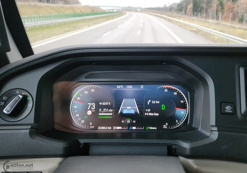 Ciężarówki mają zwolnić o 10 km/h – eksperci od paliw przywołali pomysł sprzed lat