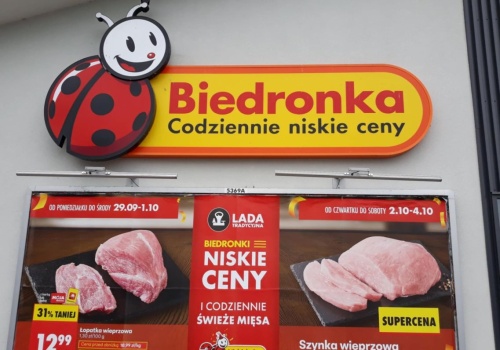 Biedronka pyta klientów, czy podłoga w sklepie jest czysta. Oto pełna lista pytań z ankiety