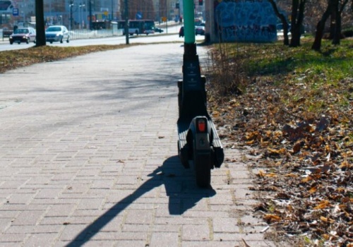 Częstochowa. Pijana 18-latka rozbiła się na hulajnodze elektrycznej. Trafiła do szpitala z poważnymi obrażeniami