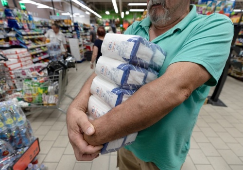 Urlop z łaski, L4 nie istnieje. Paweł zdradza prawdę o pracy merchandisera. „Przychodziłem do sklepu chory tak bardzo, że koleżanki wyganiały mnie do domu”