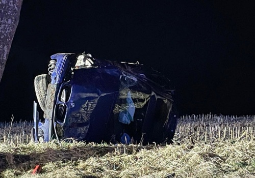 19-latka straciła panowanie nad BMW. Auto uderzyło w drzewo i dachowało na drodze wojewódzkiej