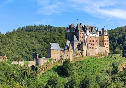 Wieżyczki i tajemnice liczące 850 lat. Co kryje zamek w skalistej dolinie?