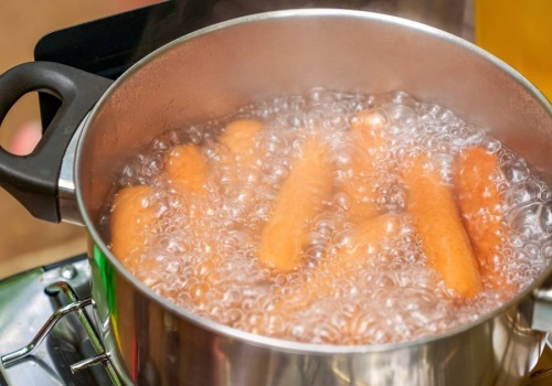 Ty też podgrzewasz w ten sposób parówki? Robert Makłowicz wytyka błąd