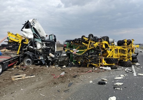 Zderzenie ciężarówek na S8. Kierowca miał dużo szczęścia