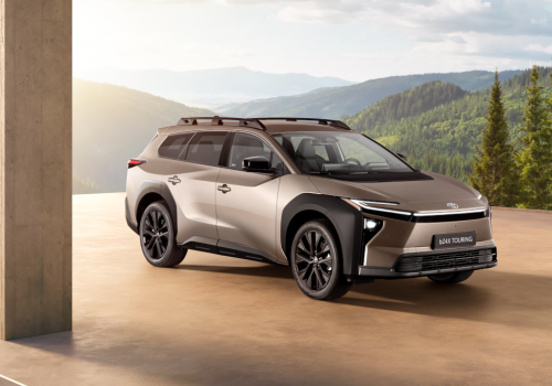 Nowy elektryczny SUV kombi Toyoty wjeżdża do salonów