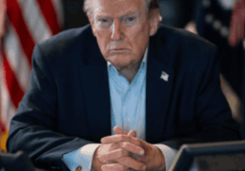 Chaos komunikacyjny: Trump odracza ataki, Iran zaprzecza rozmowom