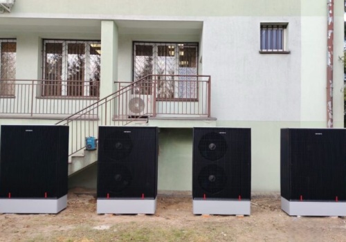 Urząd Gminy Gorzkowice stawia na ekologię. Trwa montaż nowoczesnych pomp ciepła