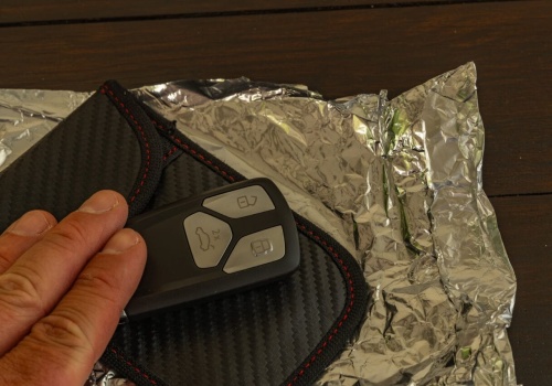 Coraz więcej kierowców owija kluczyki do samochodu folią aluminiową. Mają dobry powód