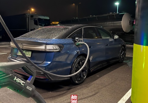 Baterie w elektrykach trwalsze, niż sądziliśmy. Silnik benzynowy wytrzyma mniej