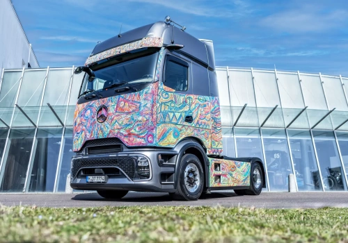 Nowy Actros ręcznie pomalowany akrylem – „demo” przygotowane przez artystę