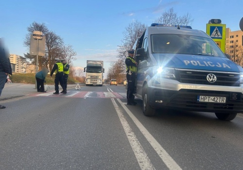 Potrącił dwie osoby i uderzył w inne auto