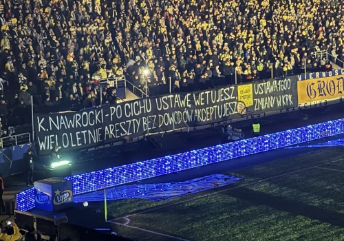 Stadionowa wojna Tuska z Nawrockim. Obrzydliwe transparenty