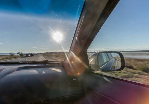 Ten detal z przedniej szyby znika z nowych aut. Mało kto wie, co się z nim stało