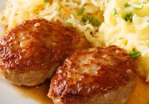 Ścieram na tarce i dodaję do mięsa mielonego. Kotlety wychodzą delikatne i bardziej soczyste