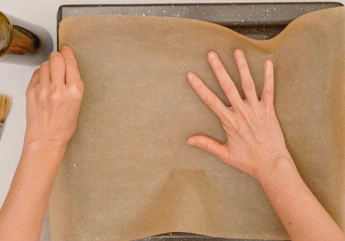 Używasz papieru do pieczenia? Lepiej przeczytaj etykietę. Łatwo może stać się toksyczny