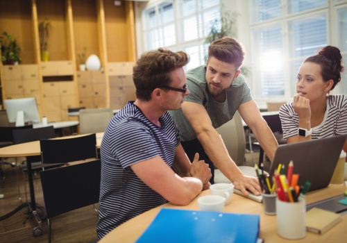Młodzi Polacy nie korzystają z benefitów. Często… o nich zapominają