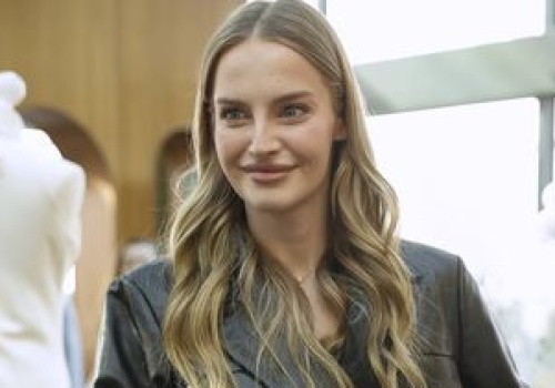 To doskonała alternatywa dla klasycznego trencza. Pisarek już ją nosi