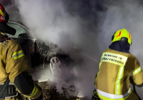 Nocna akcja strażaków w Kowalewie Sołectwie. Ogień zajął auto na placu