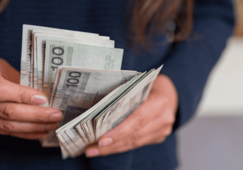 Dodatkowe pieniądze dla kobiet. ZUS dopłaca ponad 1000 zł do emerytury. Sprawdź, czy się kwalifikujesz