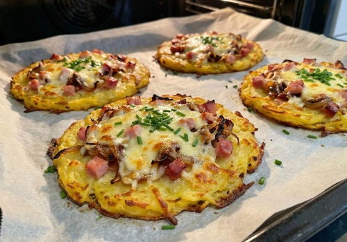 Placek ziemniaczany bez smażenia i bez mąki. Dodaj jeden składnik, a wyjdzie lepszy niż pizza