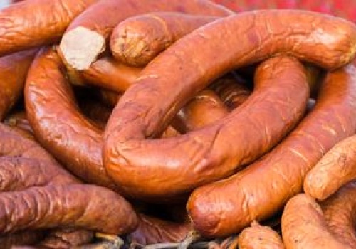 Jak ściągnąć skórkę z kiełbasy? Mało kto zna ten trik i później się męczy