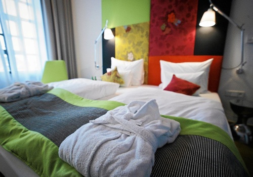 Koniec z ciasną sypialnią. Jak optycznie powiększa wnętrze w kilka chwil?