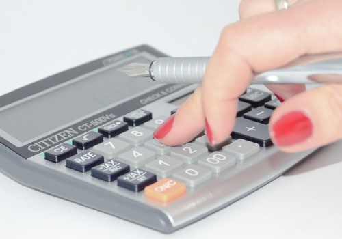 Myślała, że zwolnienie z VAT chroni ją przed KSeF. Fiskus: błąd