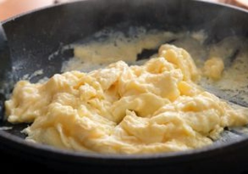 Dodaj odrobinę zimnego masła do jajecznicy. Będzie jedwabista i delikatna