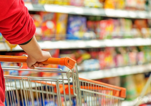 Koszyk zakupowy w lutym tańszy niż w styczniu, ale droższy niż rok temu