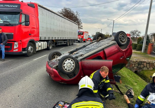 Mercedes na dachu po uderzeniu przez ciężarówkę